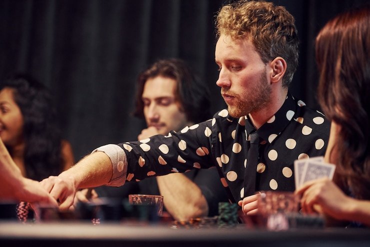 Studio live dealer European Roulette dengan roda roulette profesional